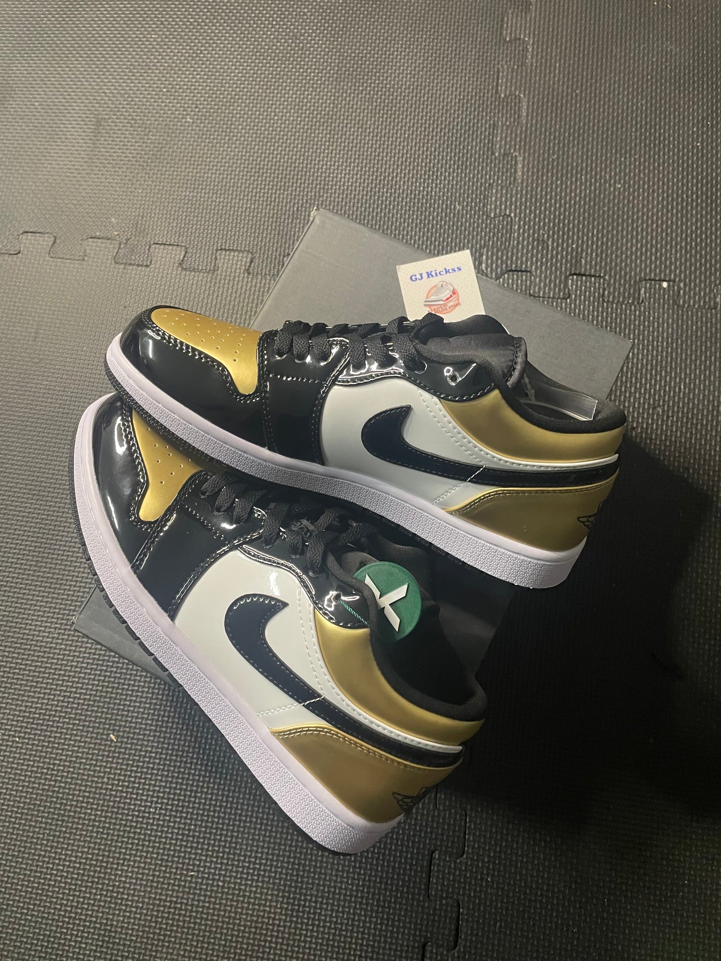 Jordan 1 Low “Gold Toe”